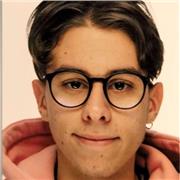 Diplomando al quinto anno di liceo classico impartisce lezioni per scuole medie (tutte le materie eccetto seconda lingua) e scuole superiori (solo materie umanistiche)